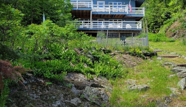 4 bedroom Home with 2 decks for panoramic views and dock access to Daisy Bay