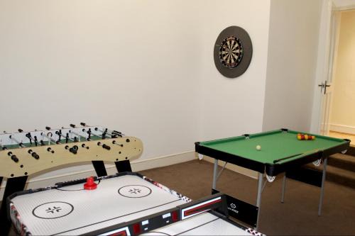 4 bedroom home with games room - sleeps 8 Perfect for families, groups and contractors