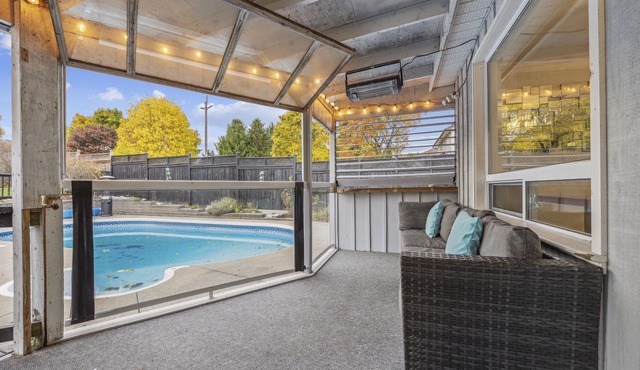 4 Bedroom Home with Hot Tub, Pool, BBQ and Backyard Oasis