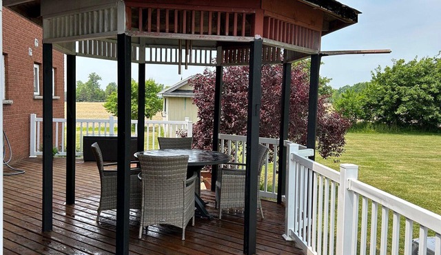 4 Bedroom Home with INDOOR Hot Tub and Pool in Wine country-Niagara Benchlands!