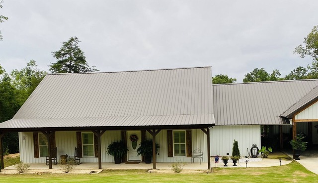 4 bedroom home with a touch of country close to UA