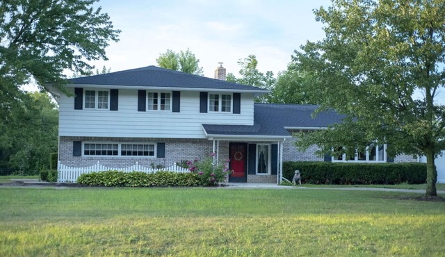 4 bedroom home with hot tub and beautiful view of Amish Country