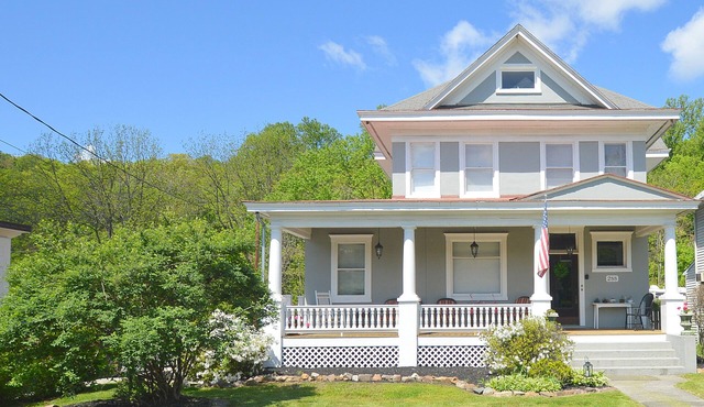 4-bedroom house in historic Berkeley Springs with AC, WiFi & Hot Tub