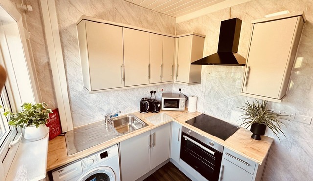 4 Bedroom House 2 Bathroom - Derby -Close To R/R