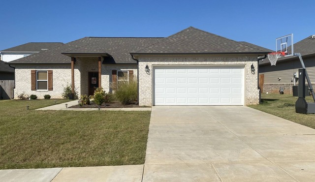 4 bedroom house 4 miles from the Square