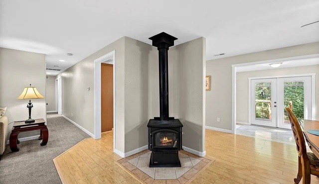 4-Bedroom House. 6 person Hot Tub. Fully Fenced & Pet Friendly yard w/Koi pond