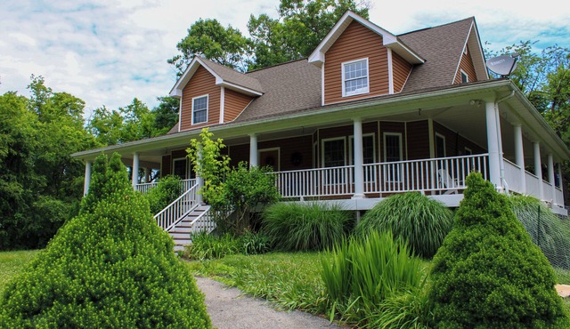 4-bedroom house close to Shenandoah River and VA wineries - WiFi, AC, trampoline