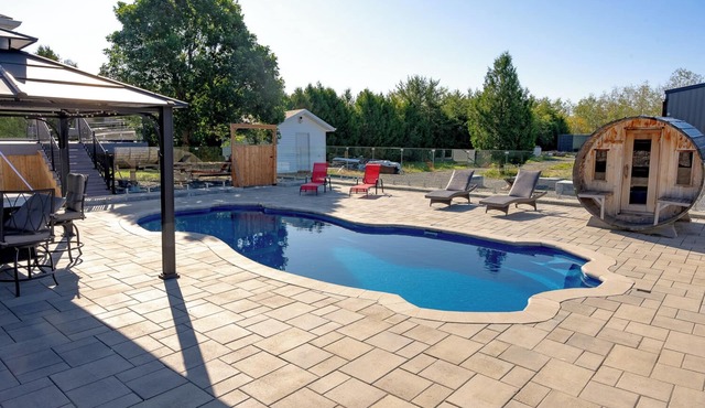 4 Bedroom House With Pool and Sauna
