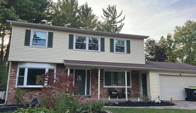 4-bedroom house close to all midland has to offer can sleep up to 11 guests.