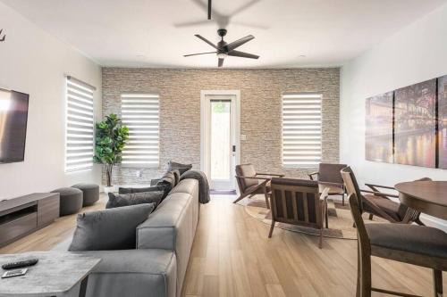 4 Bedroom House Downtown San Antonio Sleeps 12 Patio Walk to Riverwalk Alamodome Pet Friendly