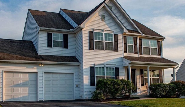 4-bedroom house features elegant living spaces with high ceilings, AC, WIFI