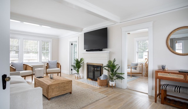 4 Bedroom House - Fenced Yard - Close to Beaches/Downtown!