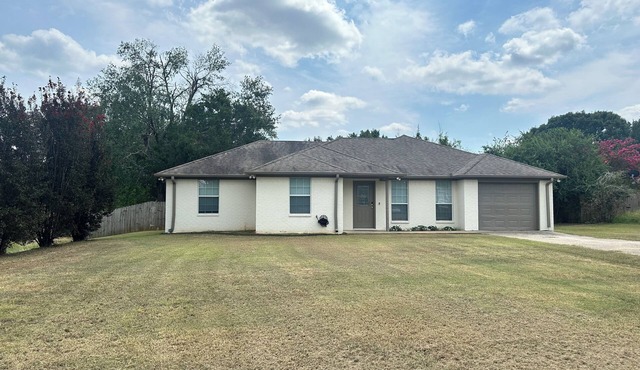4-bedroom house fenced in backyard in Flint/Tyler with WiFi, AC. Enjoy your stay