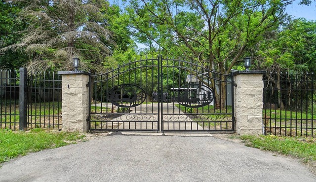 4-bedroom house fencin and pivte gate