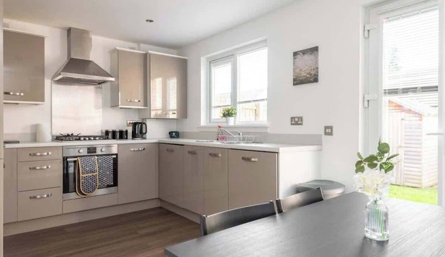 4 Bedroom House - Free Parking