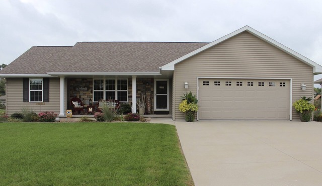 4 Bedroom House. Great for Packer Games!