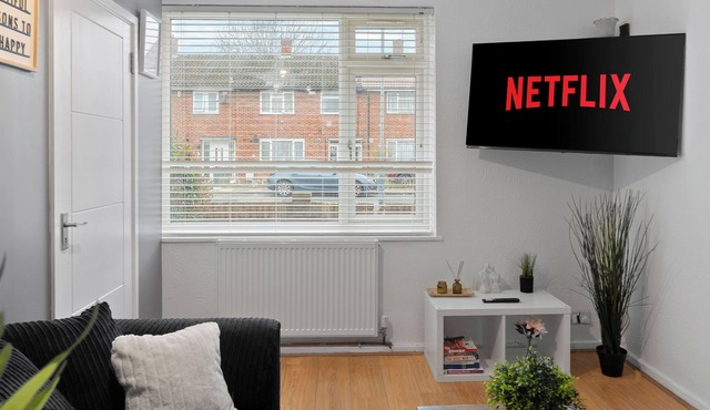 4 bedroom House, Greenwich, Family and Contractor Friendly! Sleeps 11!