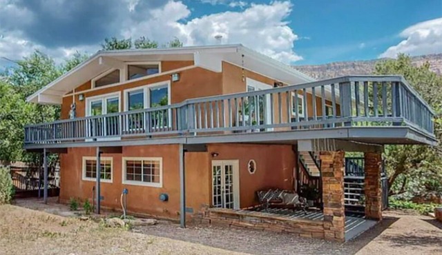 4-bedroom house in enchanting Jemez Springs on river