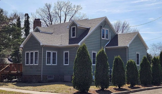 4-bedroom house in adorable Clear Lake with AC, WiFi. Enjoy your stay