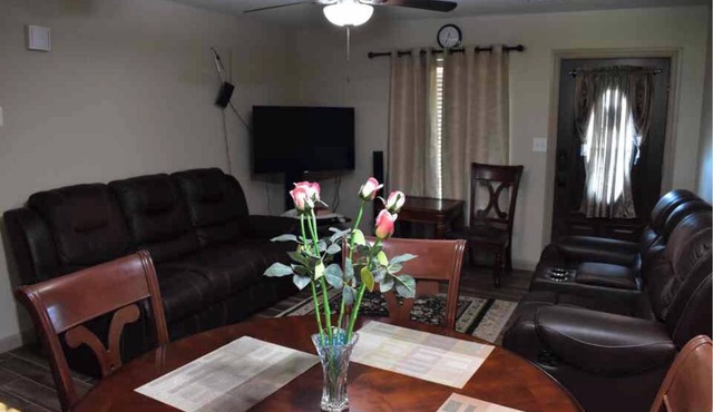 4-bedroom house in awesome Alvin with AC, WiFi, 2 full bath, plenty of parking!