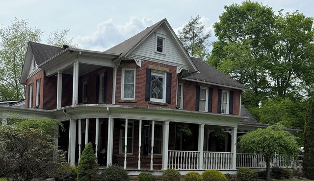 4-bedroom house in charming Buckhannon with AC, WiFi.