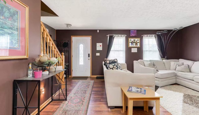 4-bedroom house in charming Grove City with AC/Entire home in Grove City, Ohio