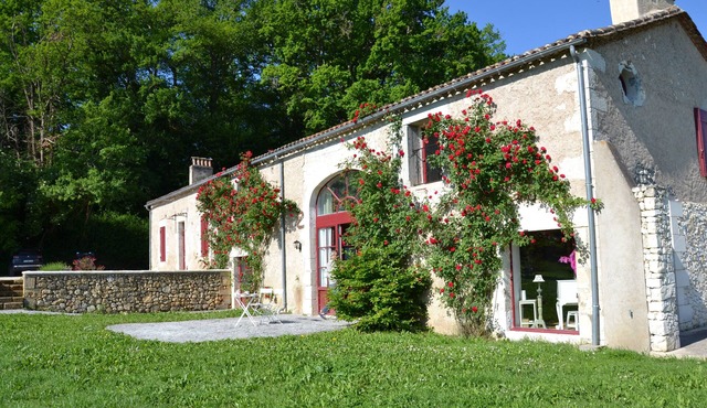 4-bedroom house in charming Pomport with WiFi, AC. Book your stay now