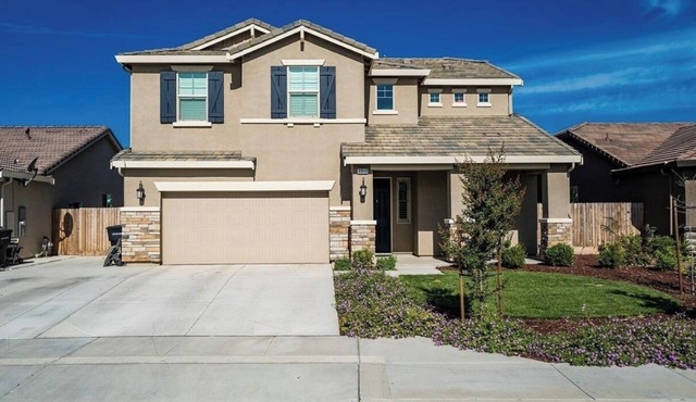 4-bedroom house in charming Hanford with AC, WiFi, fitness room