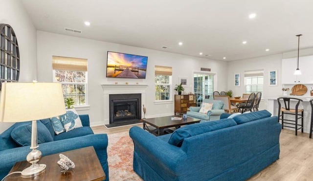 4-bedroom house in charming Berlin with 2 pools, Fishing pier, and fitness room