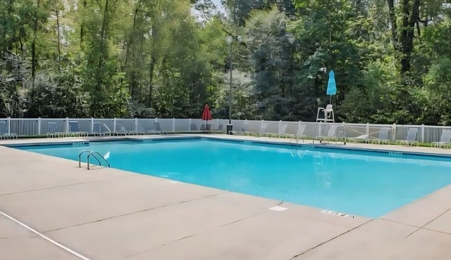 4-bedroom house in charming Timberline Golf neighborhood with pool