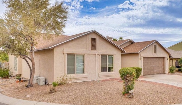 4-bedroom house in charming Tucson with WiFi, fitness equipment, AC