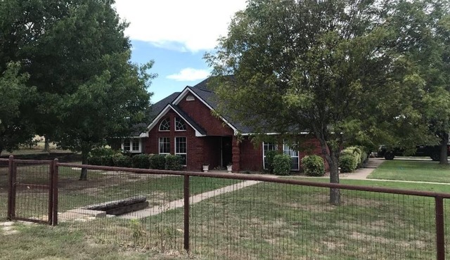 4-bedroom house in charming Aledo, Horse pasture and shed.