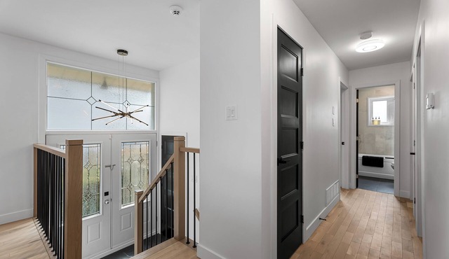 4-bedroom house in delightful Longueuil with AC, bar and karaoke