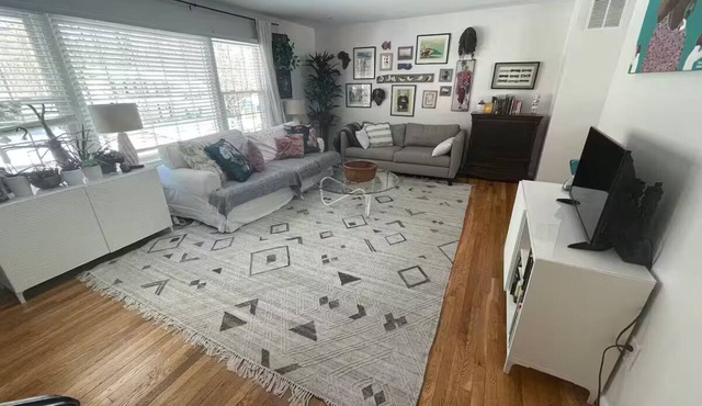 4-bedroom house in delightful Rockville- entrance to Rockcreek park at doorstep