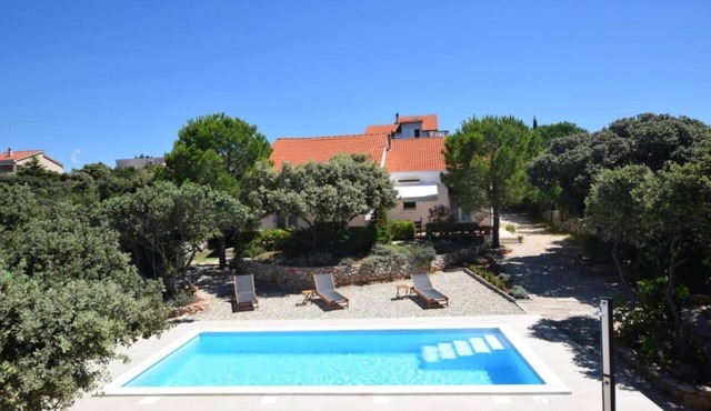4-bedroom house in delightful Mandre with private swimming pool