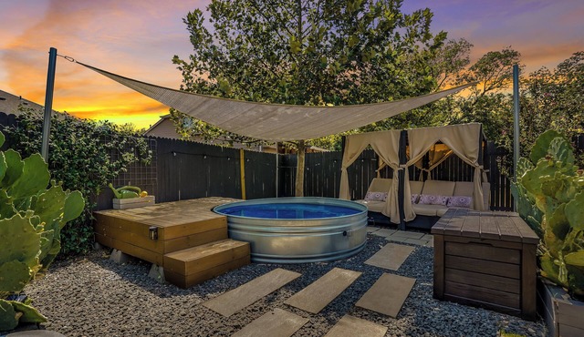 4-bedroom house in East Austin with Hot tub, Cowboy pool, Game room, and Firepit
