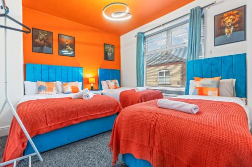 4 Bedroom House in Eccles, Trafford, Manchester - Sleeps 10 - 3 Double Beds - 4 Single Beds - FREE PARKING, Garden & Fast Fibre Wi-Fi - Close to Trafford Centre, MediaCityUK, Salford Quays, and both Old Trafford stadiums