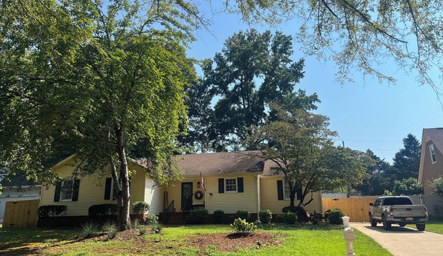 4-bedroom house in enchanting Athens city with big family room, AC. Book now