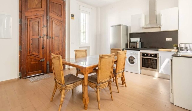 4 bedroom house in front of Valencia Beach, perfect for large groups!