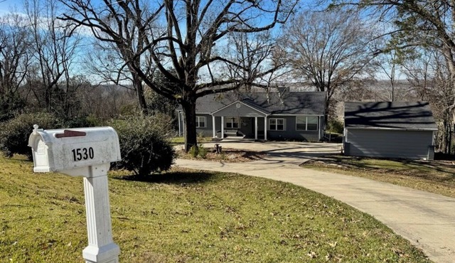4-bedroom house in historic Vicksburg with AC, WiFi, Pet friendly.