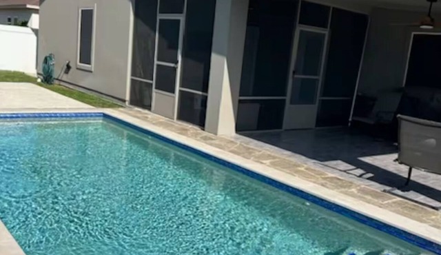 4-bedroom house in Laredo with Pool,WiFi, AC. Close to TAMIU, Airport, Hospitals