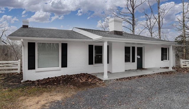 4-bedroom house in Lexington, VA on the Maury River. VMI WLU Horse Center