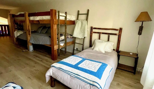 4-bedroom house in lovely Benezette with AC, WiFi. Enjoy your stay