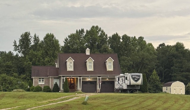 4-bedroom house in lovely Coats with fitness room, AC, hot tub, outdoor patio.