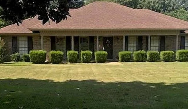 4-bedroom house in phenomenal Montgomery with pool and fitness room