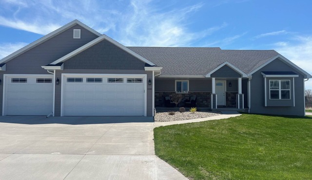 4-bedroom house in peaceful Neenah with AC, WiFi. Perfect for EAA travelers.