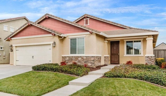 4-bedroom house in terrific Elk Grove with AC, fitness room, WiFi