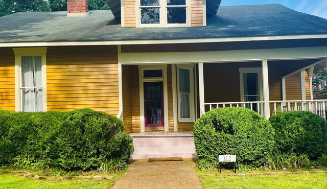 4-bedroom house in charming Bell Buckle with AC, WiFi. Enjoy your stay