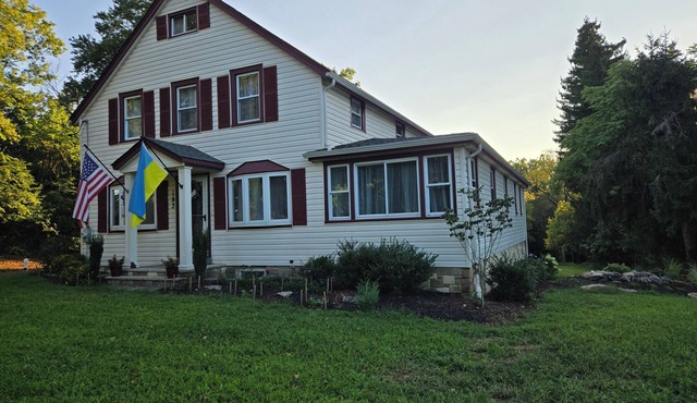 4-bedroom house in peaceful Bridgewater with AC, WiFi, hot tub, pool table.