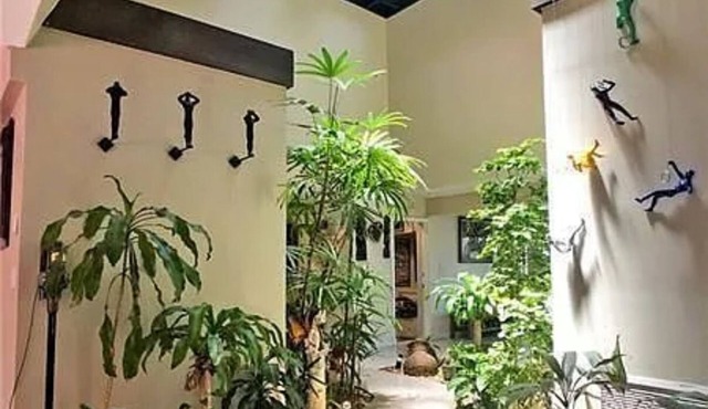 4-bedroom house in delightful Cooper City with Indoor Atrium, Fitness room, Pool